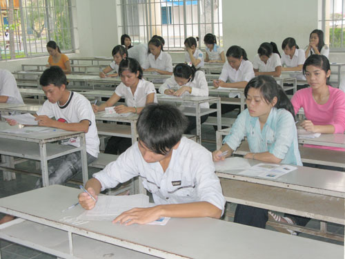 Các thí sinh đang làm bài thi trong kỳ thi tuyển sinh đại học, cao đẳng năm 2010 tại Trường Đại học Nha Trang.