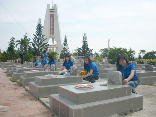 Chương trình “Thắp nến tri ân” tưởng nhớ công ơn các anh hùng liệt sĩ được đông đảo đoàn viên thanh niên hưởng ứng.