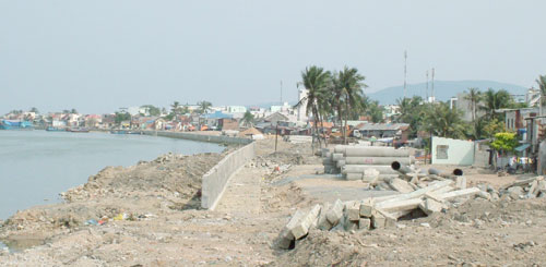 Kè và đường dọc bờ sông Cái (Nha Trang) là công trình chuyển tiếp từ năm 2010 có vốn thực hiện khá. &nbsp;