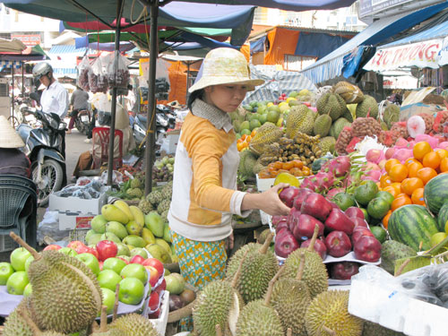 Sau Tết, giá các loại trái cây vẫn còn cao.