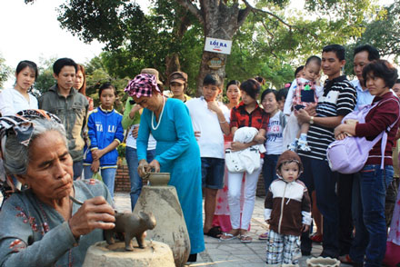 Ponagar Temple receives 52,000 arrivals on Tet Holiday