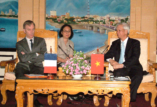 Đồng chí Nguyễn Chiến Thắng - Phó Bí thư Tỉnh ủy, Chủ tịch UBND tỉnh (bìa phải) tiếp Tổng Lãnh sự Pháp.