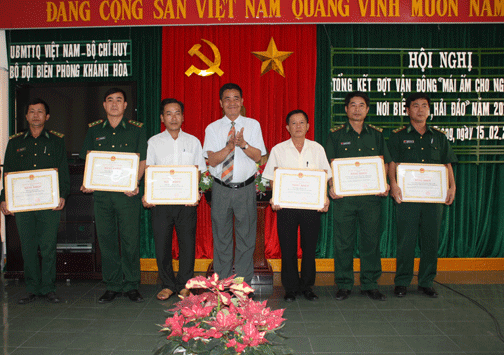 Đồng chí Lê Thanh Quang - Ủy viên Trung ương Đảng, Bí thư Tỉnh ủy trao bằng khen cho các tập thể có thành tích xuất sắc trong đợt vận động “Mái ấm cho người nghèo nơi biên giới, hải đảo”.