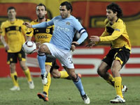 Man City dùng lương “khủng” để níu chân Tevez