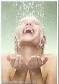 Mách bạn: Tắm nước lạnh bằng vòi sen giúp trẻ lâu