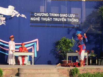 Biểu diễn tuồng tại Trường Trung học Phổ thông Hà Huy Tập