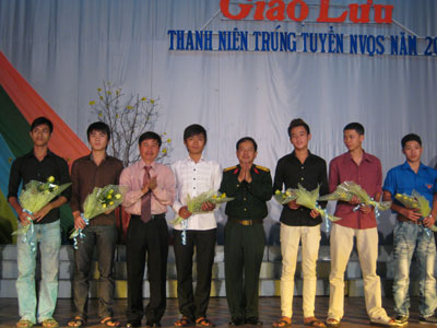 Giao lưu thanh niên trúng tuyển nghĩa vụ quân sự năm 2011