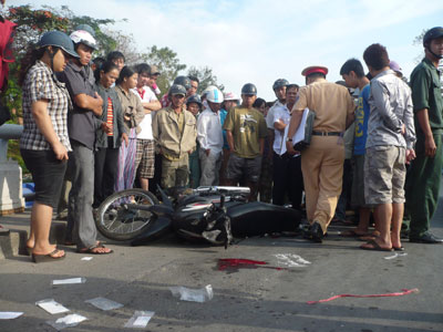 Xe tải tông xe máy: con chết, mẹ nguy kịch