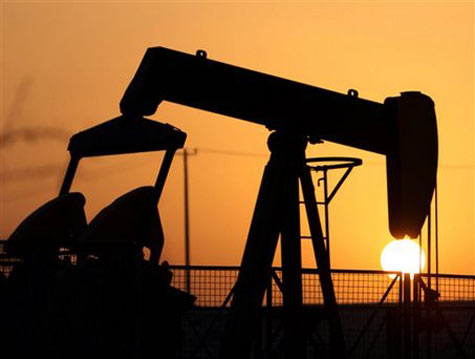 Giá dầu thế giới tăng, xăng trong nước thêm “nóng"