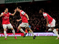 HLV Wenger sẽ mang đội hình một sang Việt Nam