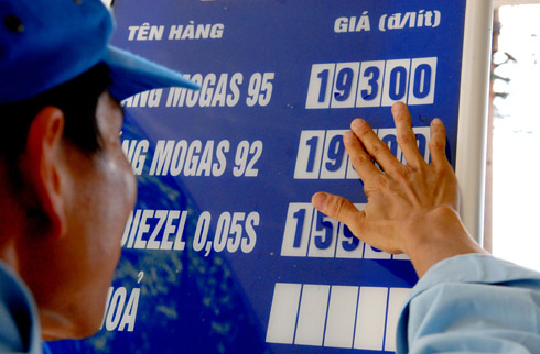 Giá xăng lên mức kỷ lục 19.300 đồng