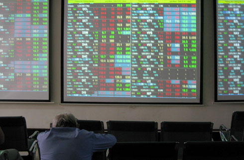 Chứng khoán "sốc" vì xăng tăng giá