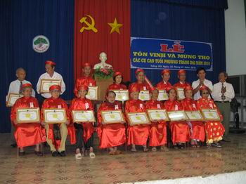 Người cao tuổi 100 tuổi được Chủ tịch nước chúc thọ và tặng quà