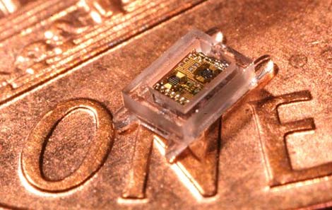 Hệ thống máy tính nhỏ nhất thế giới chỉ có kích thước 1 milimét vuông.  Ảnh: Đại học Michigan (Mỹ).
