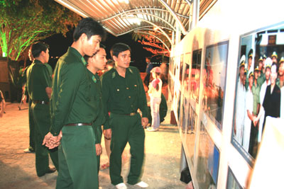 Triển lãm 56 bức ảnh về chủ đề “Biên phòng với biển, đảo quê hương”