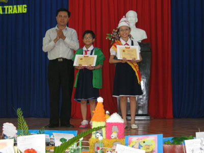 Khen thưởng 32 Phụ trách Sao giỏi