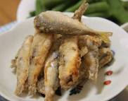 Mách bạn: Mẹo rán cá thơm giòn, không bị sát