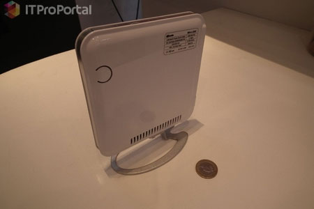 Chiếc máy tính chỉ lớn hơn 1 chút so với vỏ đựng CD.