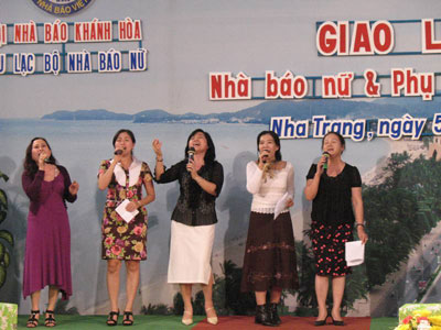 Giao lưu nhà báo nữ và phụ nữ tiêu biểu