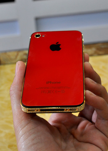 iPhone 4 màu đỏ đính gần 470 viên kim cương ở Việt Nam