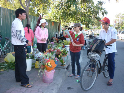 Hoa tươi tăng giá, sức mua chậm