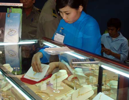 Thị trường vàng biến động mạnh