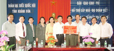 Phối hợp trao 625 triệu đồng hỗ trợ xây dựng nhà ở cho hộ chính sách, hộ nghèo tại huyện Vạn Ninh và thị xã Ninh Hòa