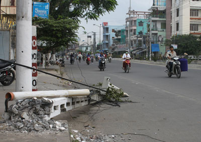 Xe tải kéo gãy trụ điện