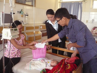 Tặng quà cho bệnh nhi nghèo