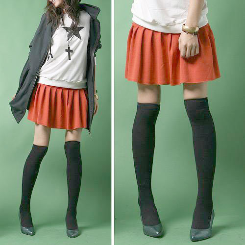 Diện tất cao để khoe chân dài