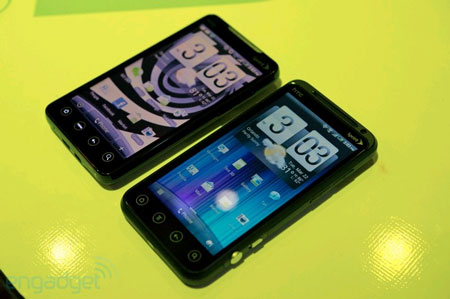 “Anh em” HTC EVO 3D và EVO 4G “đọ dáng”