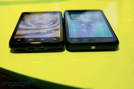 EVO 3D (phải) không sử dụng giắc cắm ở dưới chân máy. 