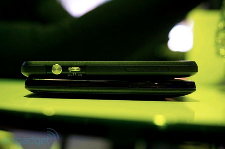 EVO 3D (trên) có phím chuyển đổi hiệu ứng 2D/3D. 