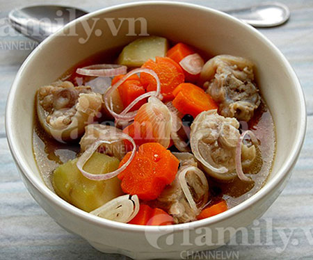 Món ăn: Canh đuôi heo hầm cà rốt khoai tây