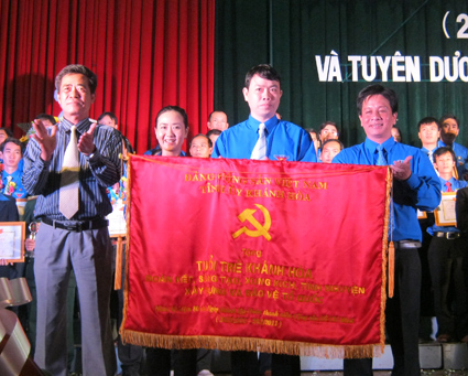  Đồng chí Lê Thanh Quang thay mặt Tỉnh ủy tặng bức trướng mang dòng chữ vàng “Đoàn kết, sáng tạo, xung kích, tình nguyện xây dựng và bảo vệ Tổ quốc” cho tuổi trẻ tỉnh nhà.