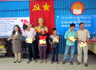 Trao 205 suất học bổng đợt 2 cho học sinh, sinh viên nghèo hiếu học