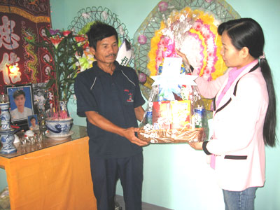 Thăm và tặng quà cho gia đình có thân nhân bị tai nạn lao động chết người năm 2010