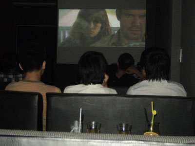 Uống cà phê, xem phim 3D