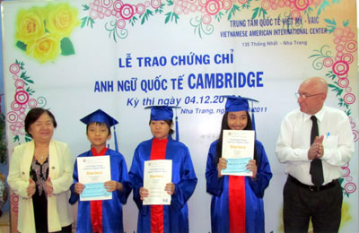 Trao chứng chỉ Anh ngữ quốc tế Cambridge cho 27 học viên