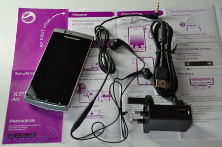 Xperia Arc và phụ kiện.