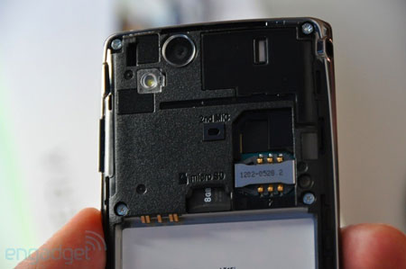 Mở nắp chứa pin.