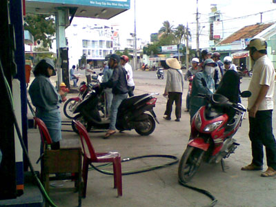 GIá xăng tăng khơi dòng “bão giá”