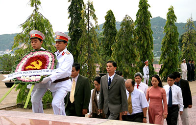 Viếng Nghĩa trang liệt sĩ Hòn Dung và dâng hương tại điện thờ Tháp Trầm Hương