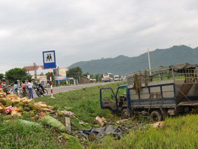 Xe khách “ép” xe tải lao xuống ruộng