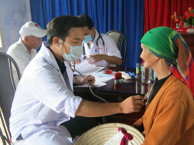 Hơn 1.000 lượt người dân xã Suối Hiệp, Diên Khánh được phát thuốc và tặng quà