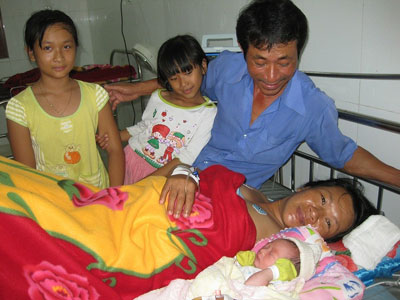 Ca sinh mổ đầu tiên tại Trường Sa đã “mẹ tròn con vuông”