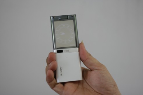 Điện thoại ’độc’ màn hình màu trong suốt ở Việt Nam