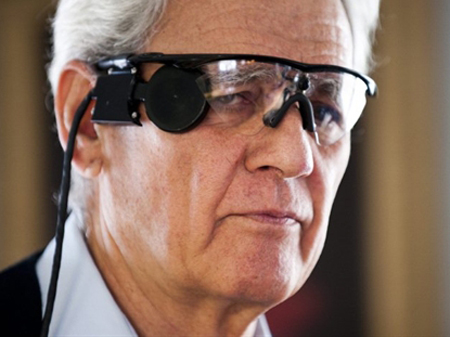 Ông Elias Konstantopoulos, một người mù trong vài chục năm qua, đang tham gia thử nghiệm hệ thống Argus II. Ảnh: AFP. 