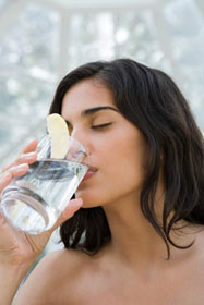 Uống nước vừa đủ để duy trì sức khỏe tốt