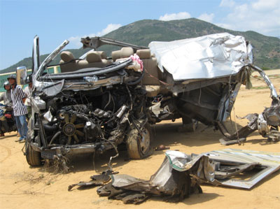 Xe khách tông xe tải, 4 người chết, 9 người bị thương